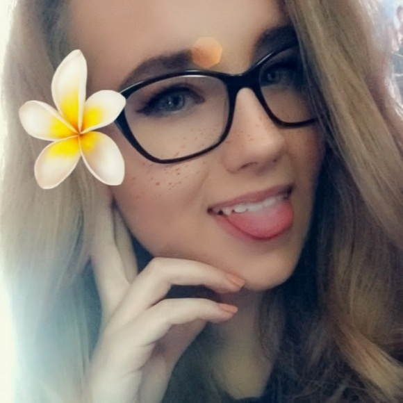 Meet your Posher, Mackenzie - Picture 1 of 1